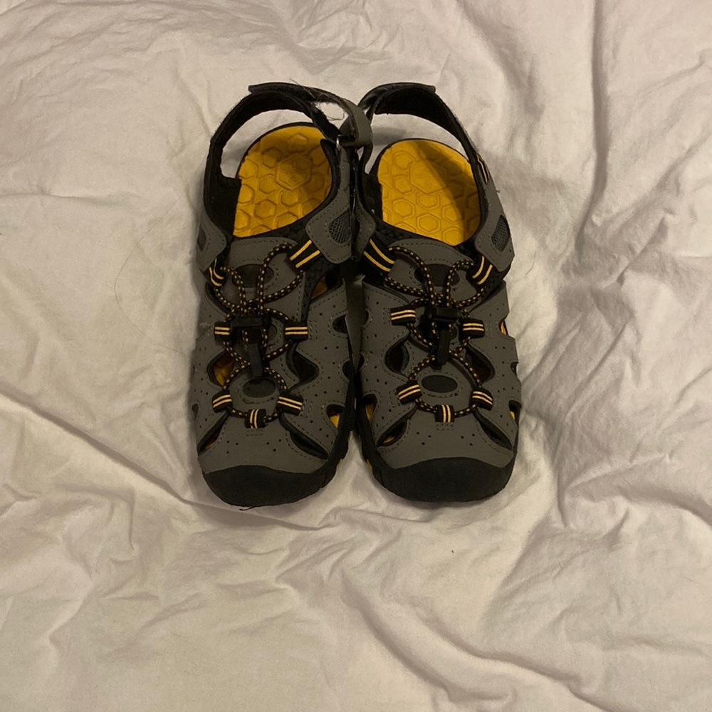 Khombu sandals gray/olive green. Can be adjusted. Kids Sz 4